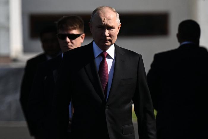 В Кремле объяснили сопровождение самолёта Путина истребителями