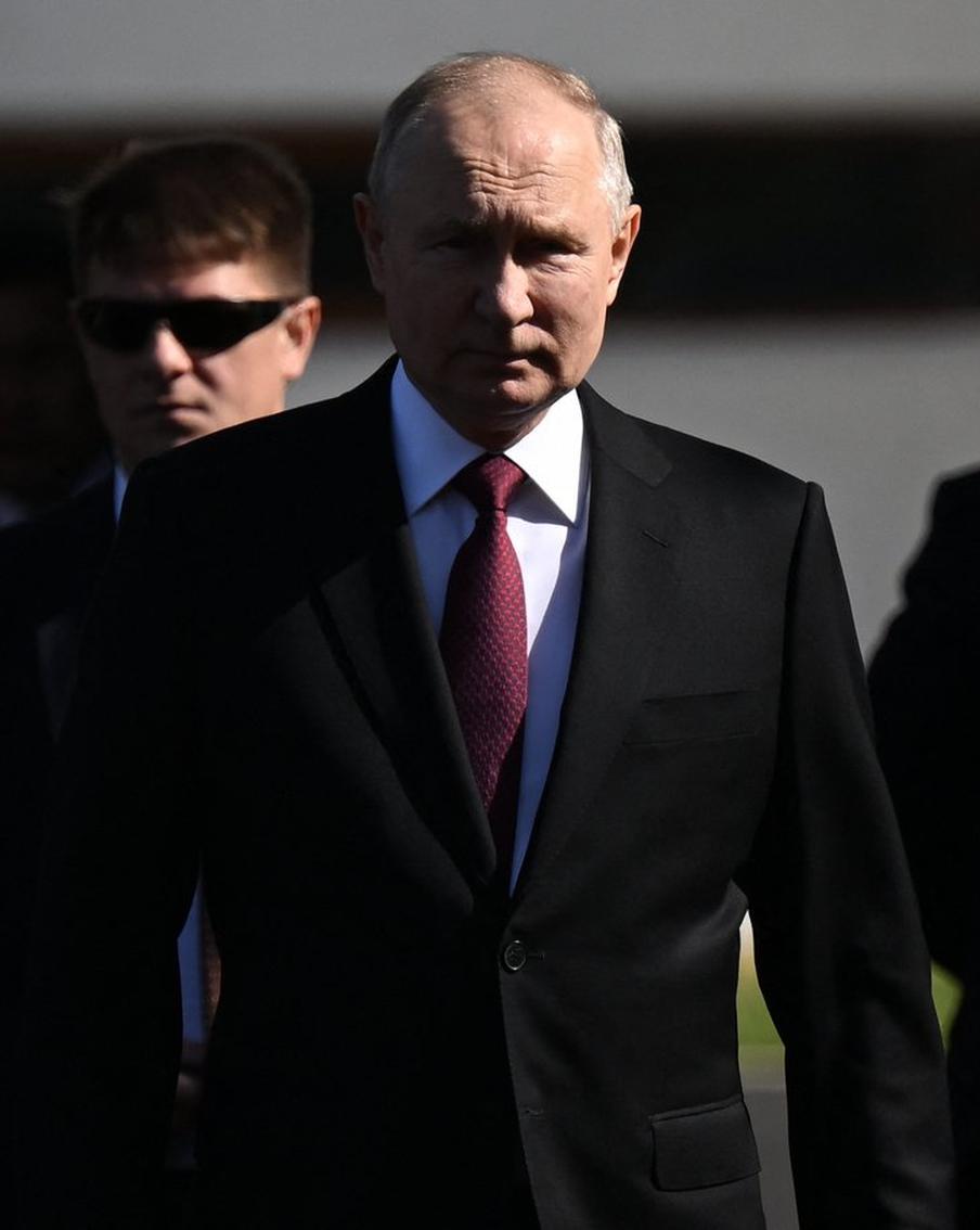 В Кремле объяснили сопровождение самолёта Путина истребителями