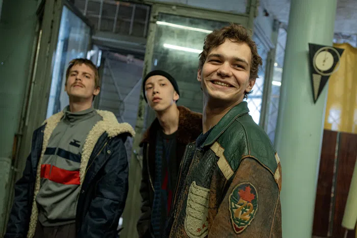 Олимпийку Вовы Адидаса из сериала "Слово пацана" нашли в Омске. И её можно купить