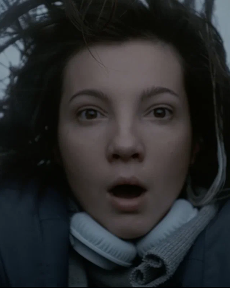 Кошмарные сны и явь Алисы: В Сети вышел сериал про девушку, видящую пророческие сны о детских убийствах