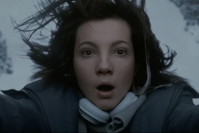 Кошмарные сны и явь Алисы: В Сети вышел сериал про девушку, видящую пророческие сны о детских убийствах