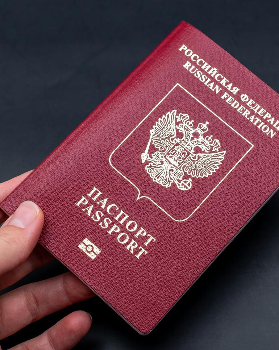 Вступили в силу правила сдачи загранпаспорта при ограничении на выезд