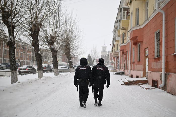 В Петербурге дети мигрантов забросали снегом Вечный огонь