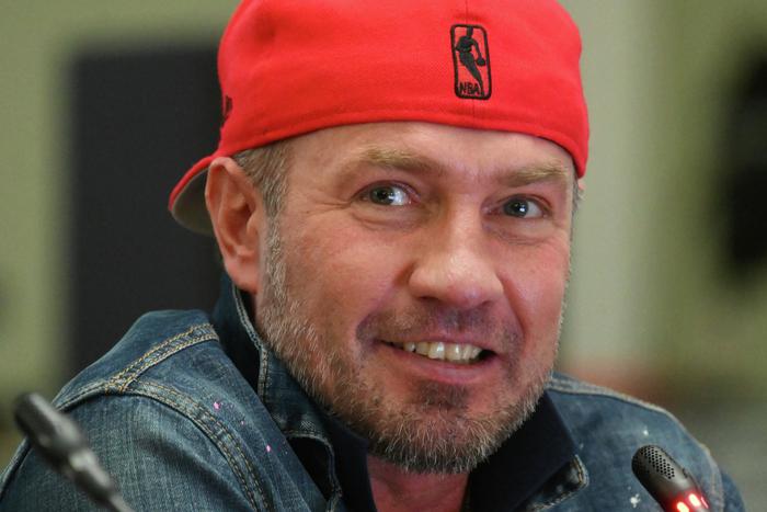 Костомаров впервые после ампутаций вышел на лёд на коньках