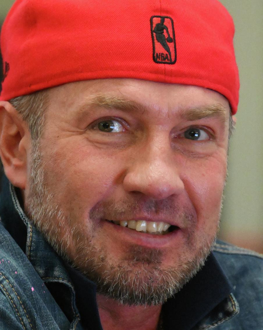 Костомаров впервые после ампутаций вышел на лёд на коньках