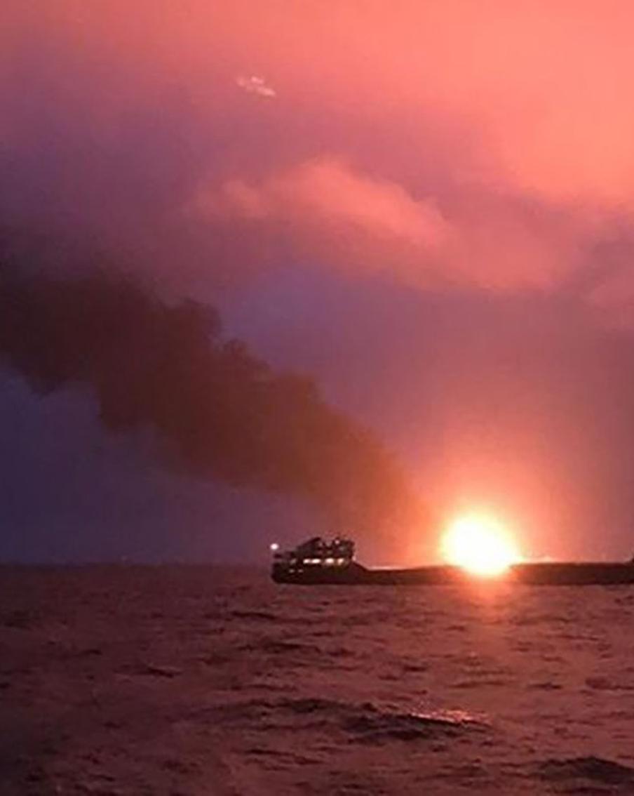 Стало известно о попадании ракеты в химический танкер в Красном море