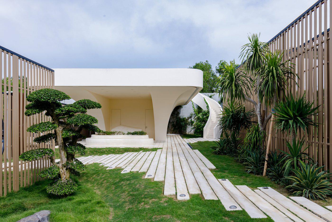 Благоустройством территории занимались ландшафтные дизайнеры.