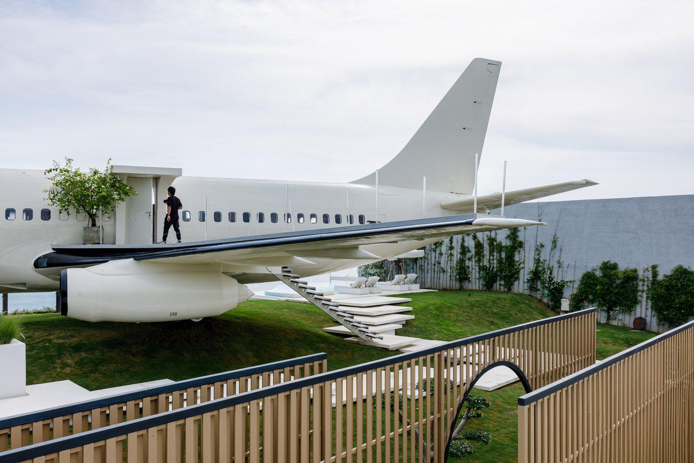 Второе крыло оформлено как вход в боинг.