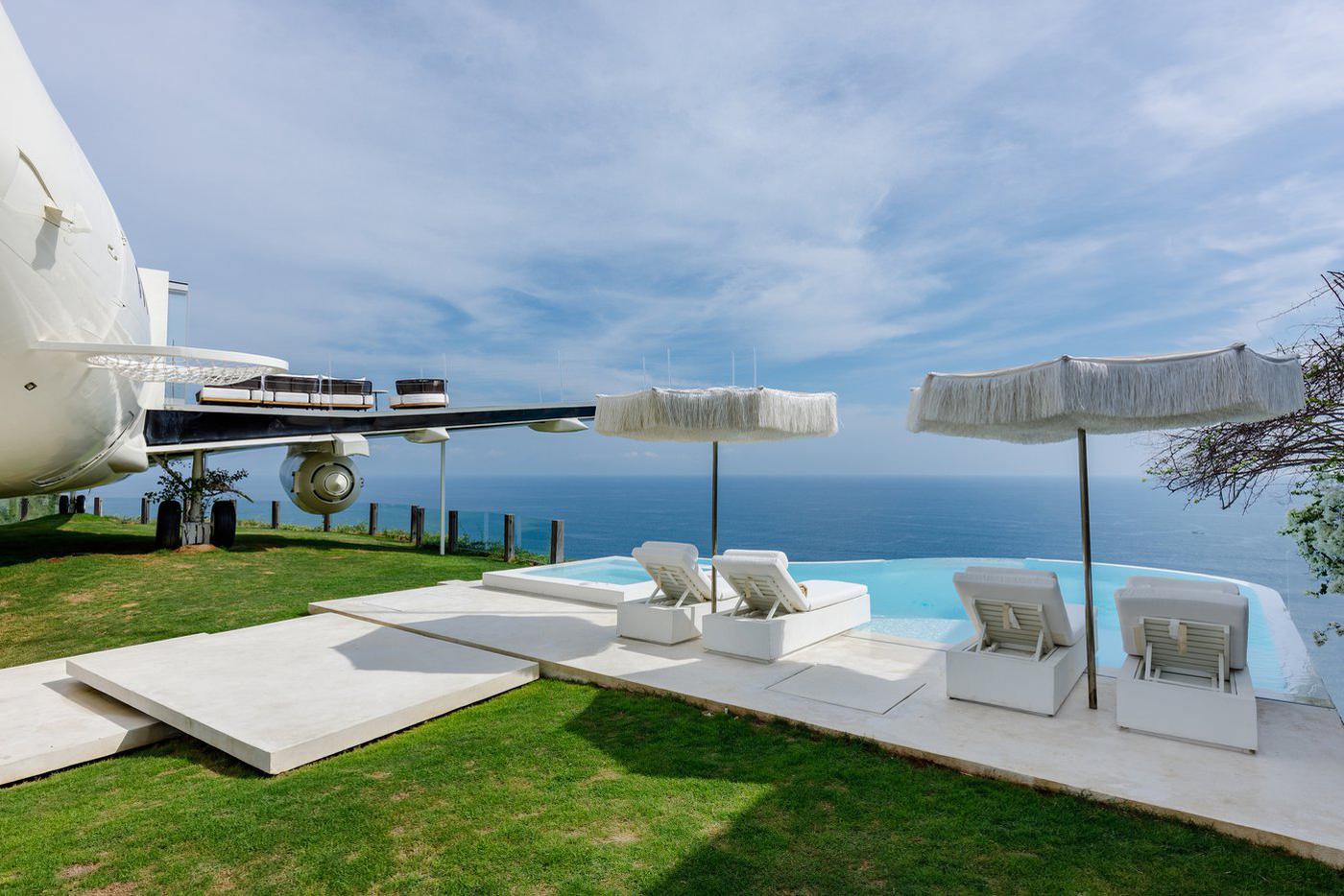 Бассейн располагается прямо над обрывом.