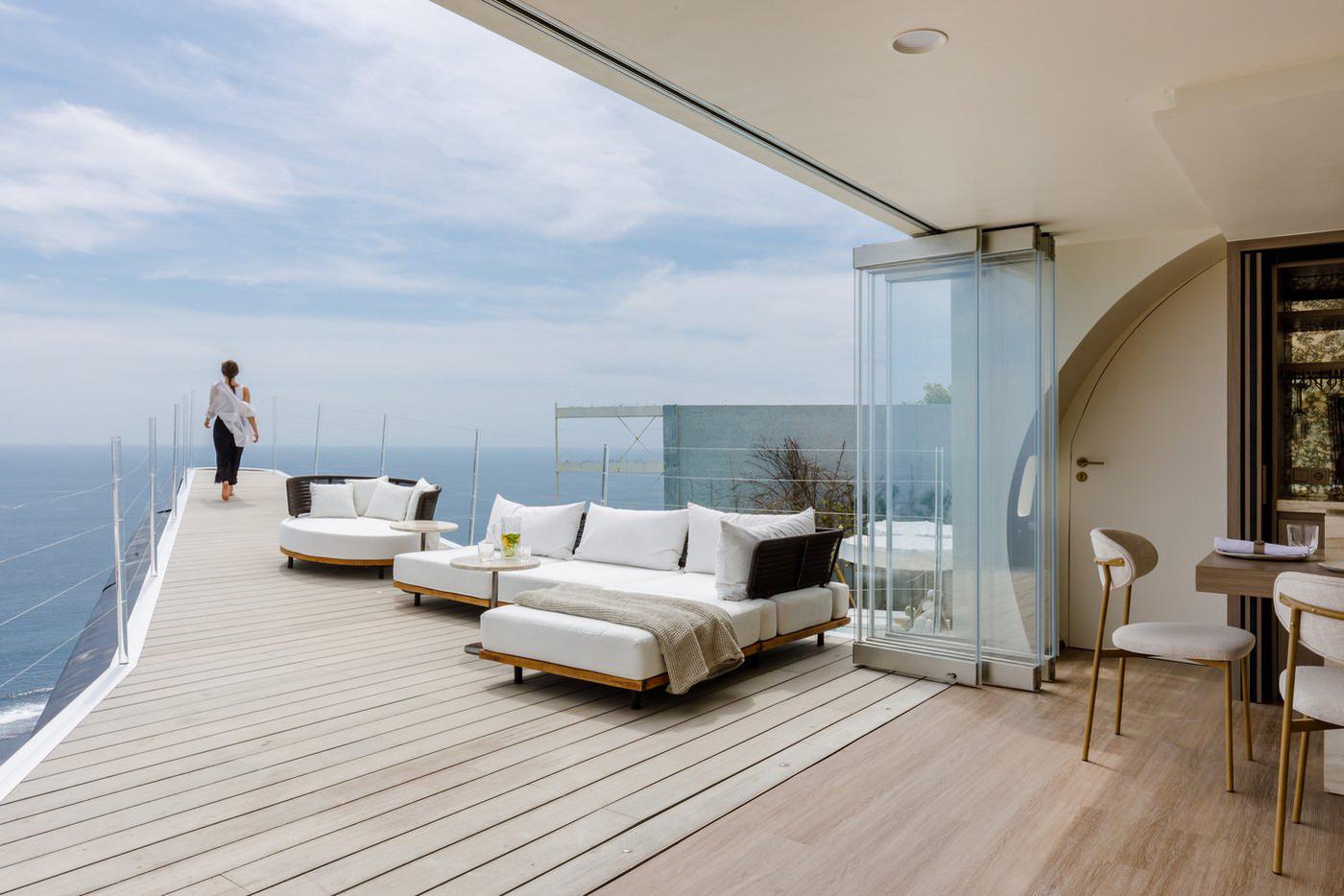 Терраса оборудована панорманым остекленением.