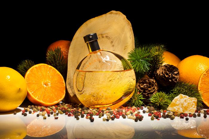 Хвоя, мандарины и свежесть мороза: выбираем парфюм с новогодней атмосферой