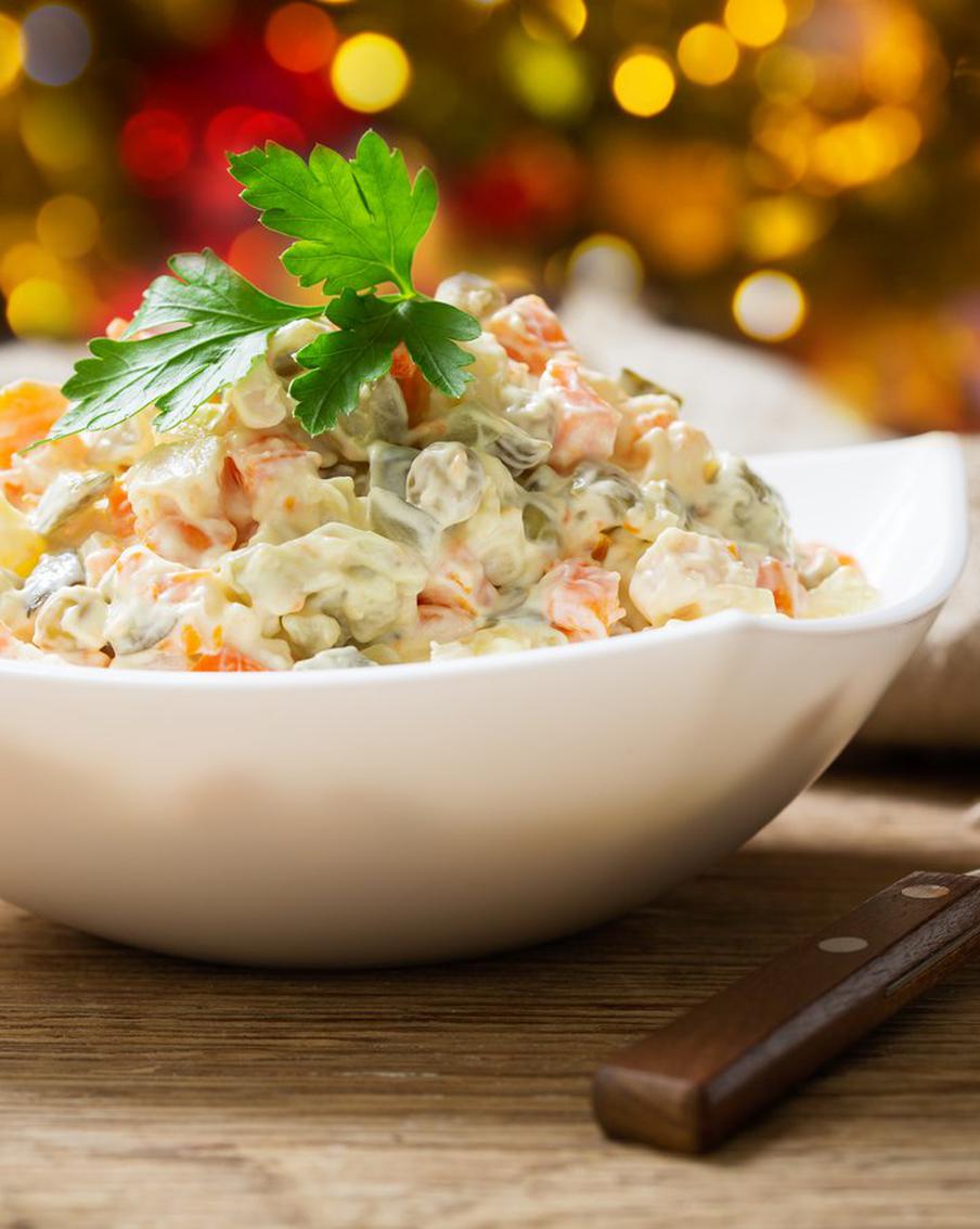 Накануне Нового года собрали необычные рецепты приготовления привычного салата оливье