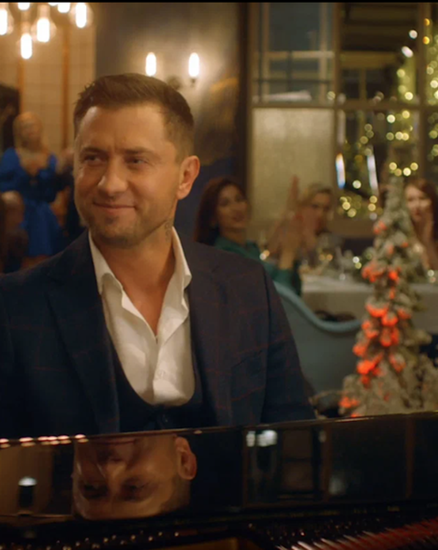 Прилучный спел песню Абдулова из "Чародеев" в новогодней комедии