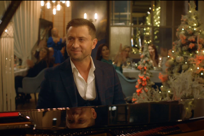 Прилучный спел песню Абдулова из "Чародеев" в новогодней комедии