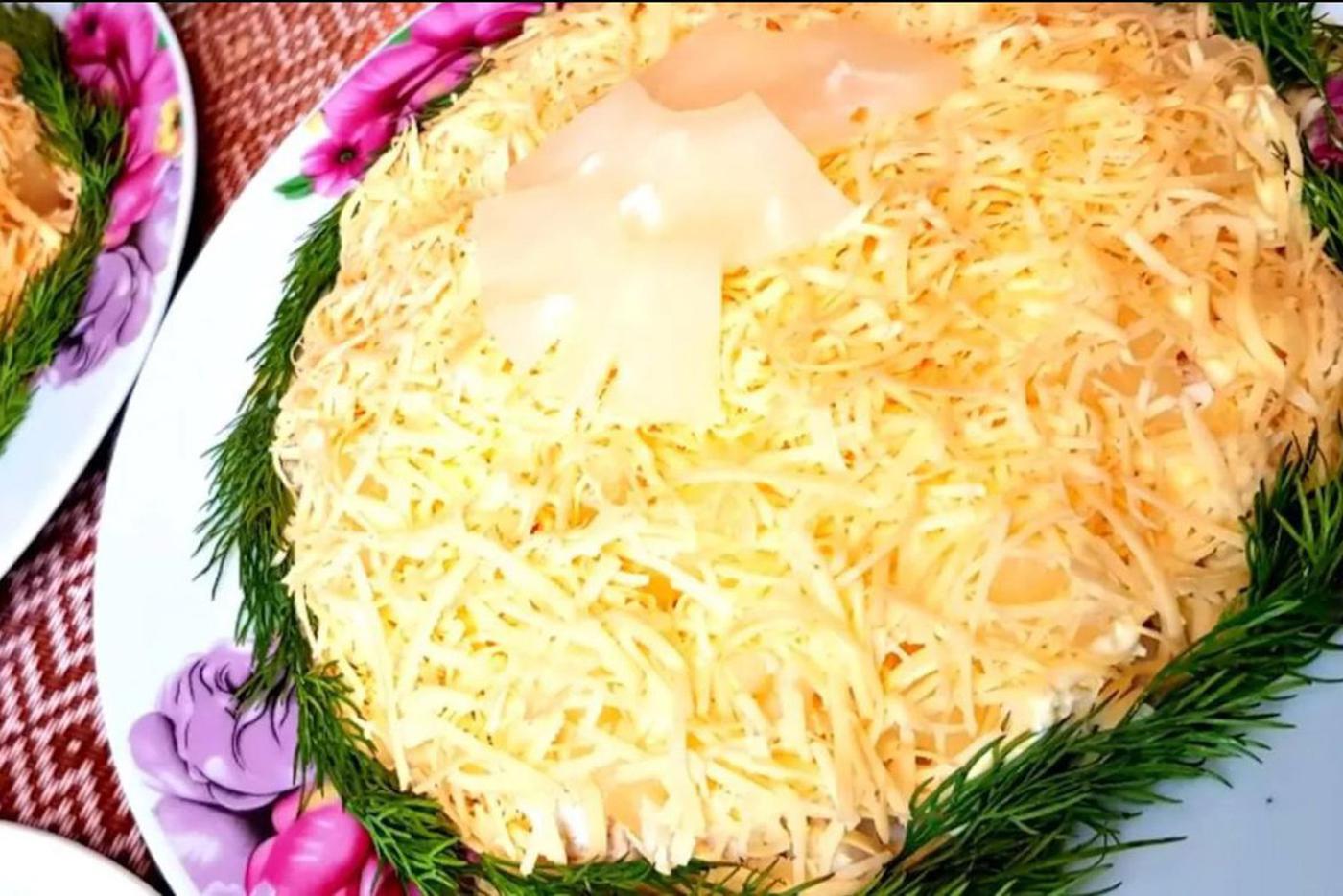 Салат с ананасом яйцо сыр. Салат с ананасом и курицей и чесноком. Салат с ананасом и сыром и чесноком. Ананас с чесноком и сыром. Салатик с ананасами, сыром и чесноком.