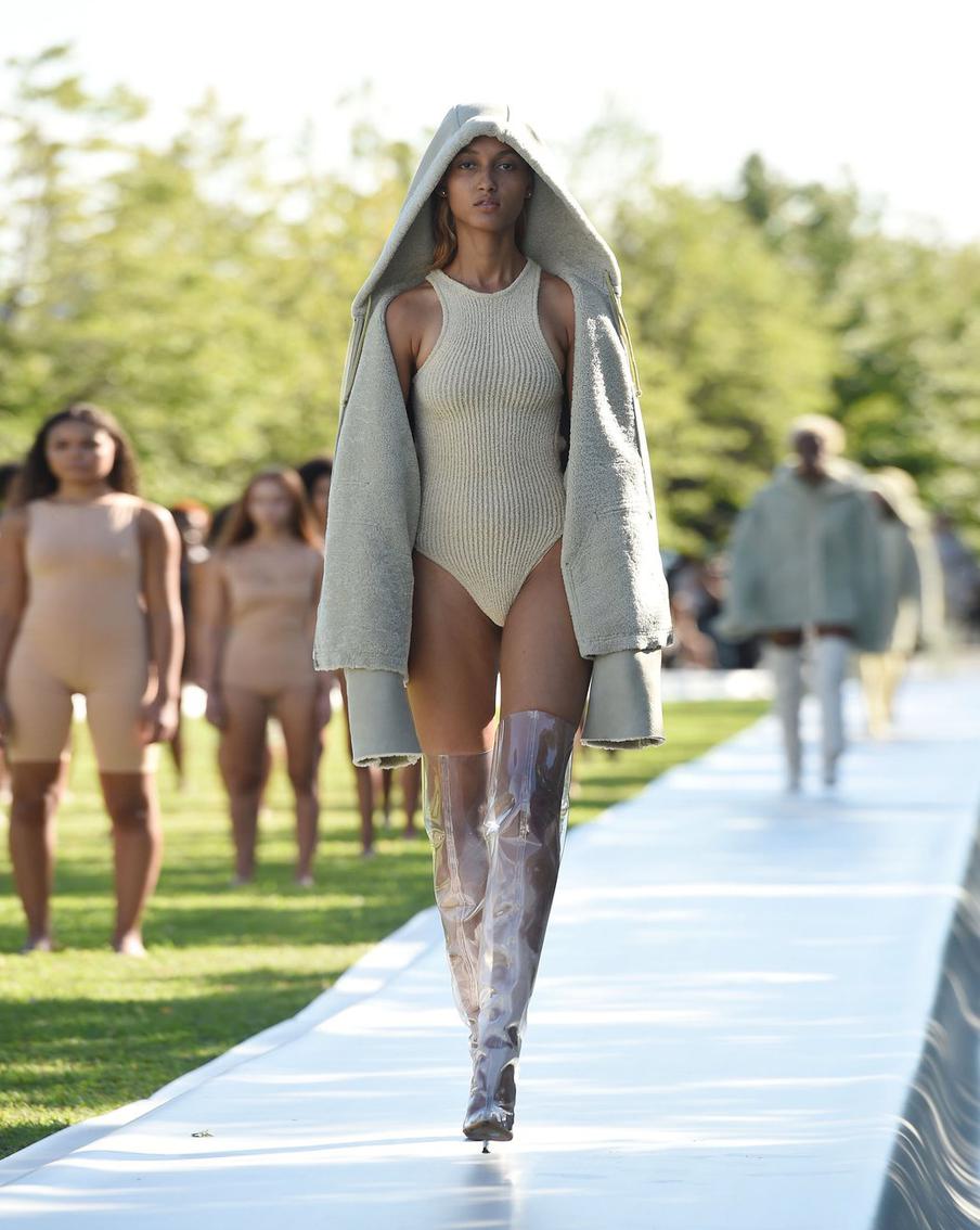 Пластиковая обувь.