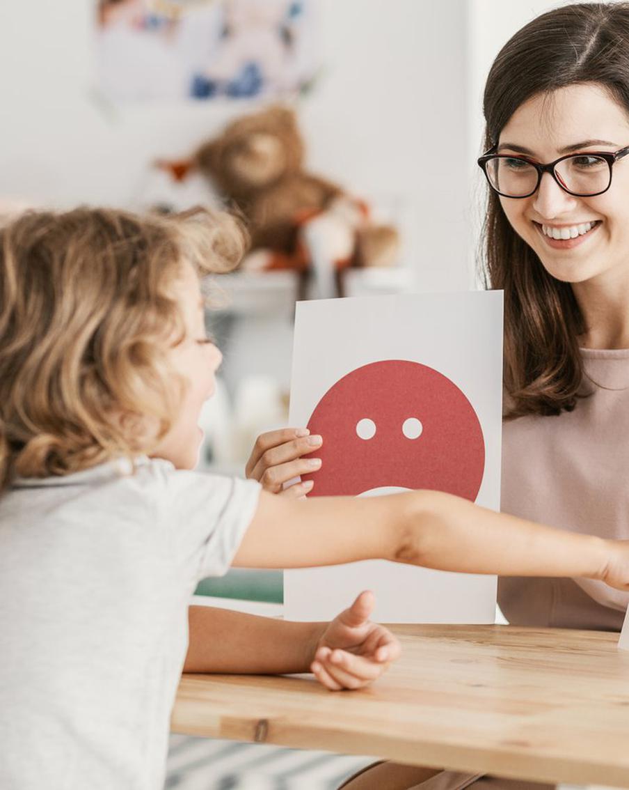 Дети с аутизмом не хотят играть даже с родителями. Поэтому к ним нужно искать особенный подход