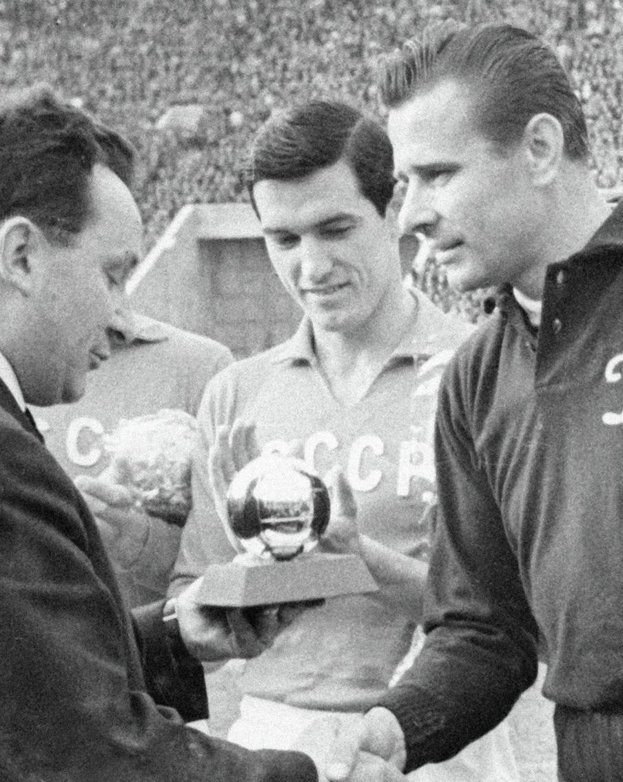 60 лет назад Льва Яшина признали лучшим: вспоминаем, как динамовский вратарь получил "Золотой мяч"
