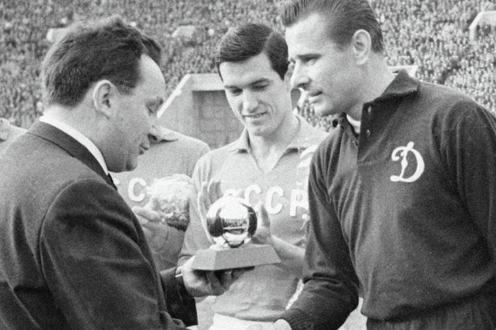 60 лет назад Льва Яшина признали лучшим: вспоминаем, как динамовский вратарь получил "Золотой мяч"