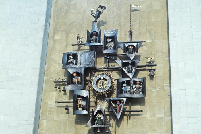 Часы на фасаде Театра кукол Образцова установили 15 декабря 1970 года. Их создал настоящий волшебник