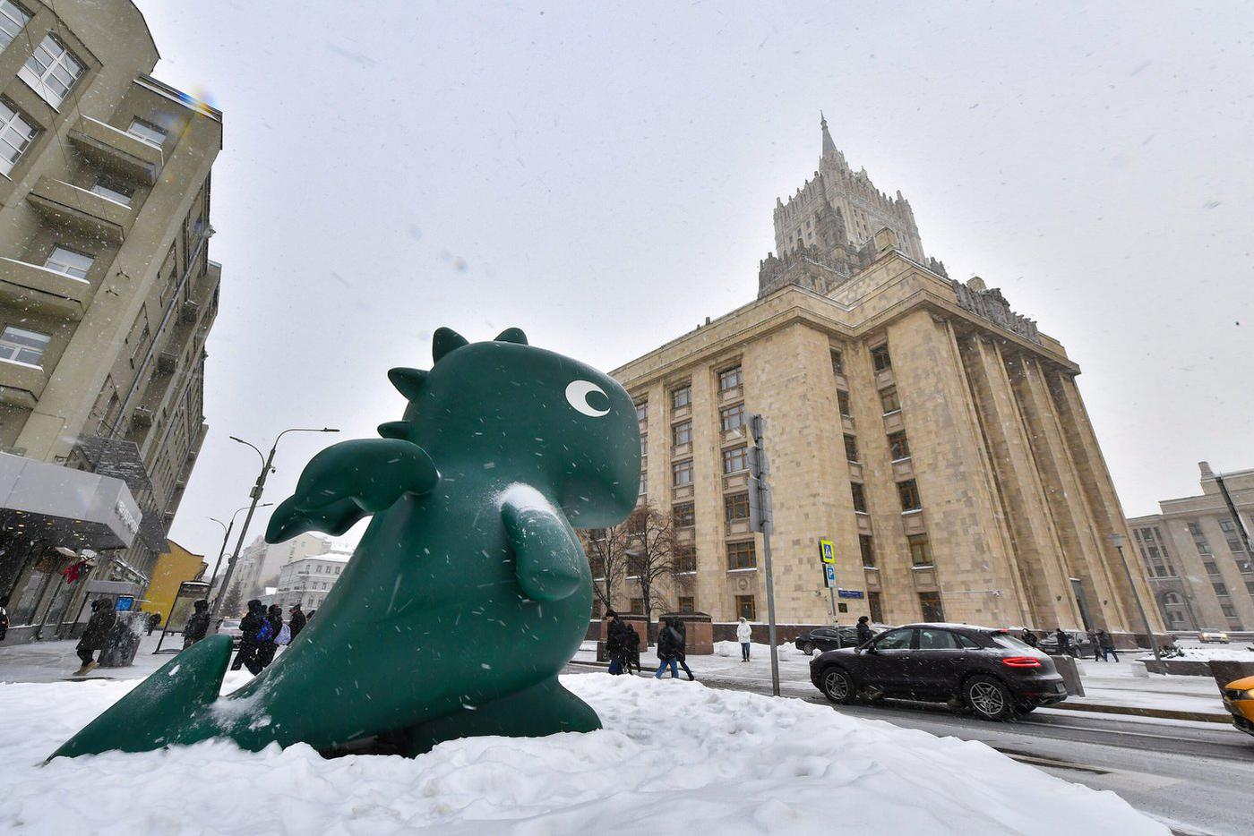 Новогодняя атмосфера располагает к любви.