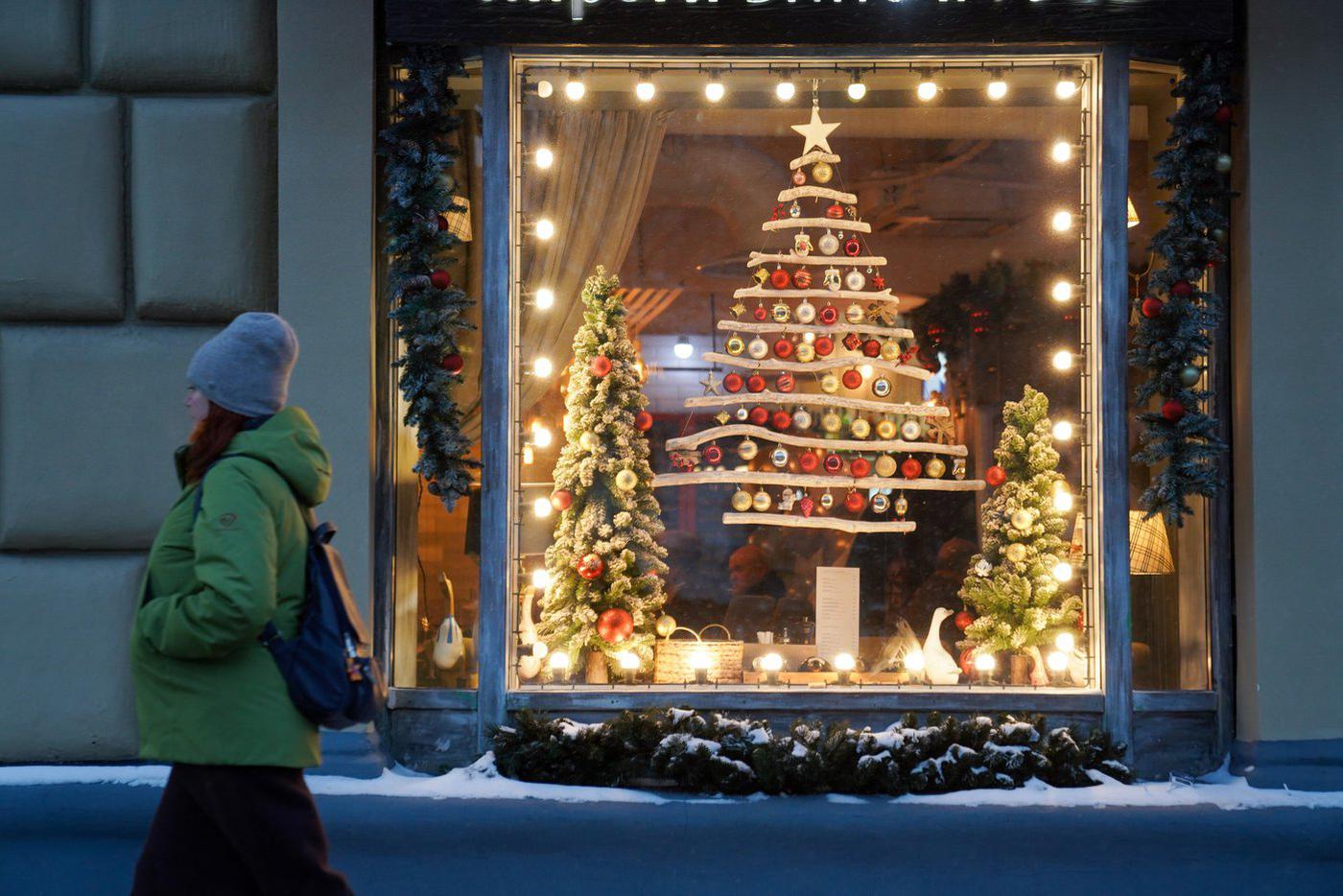 Среди ёлок в Москве можно найти и такие – без ствола и иголок.