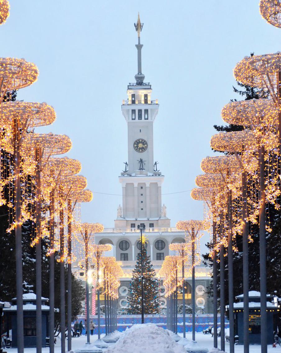 Северному речному вокзалу идёт праздничный наряд.