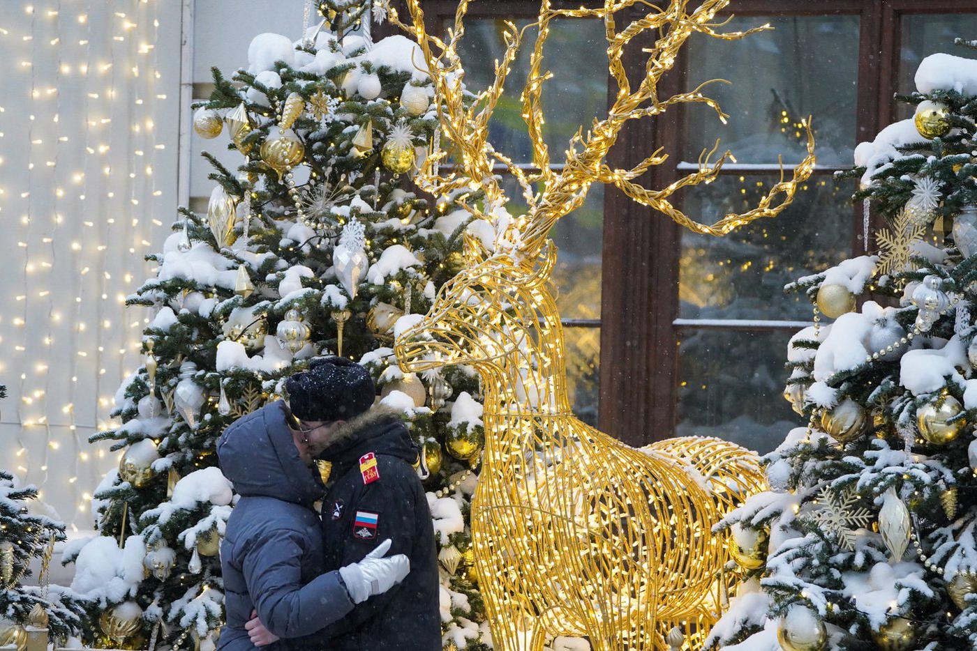 Новогодняя атмосфера располагает к любви.