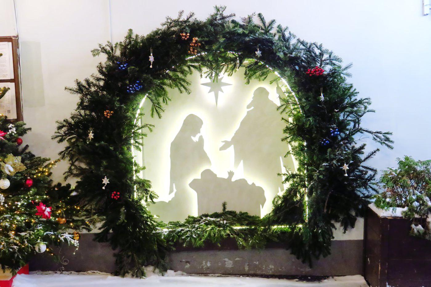 В переулке у Никольской напомнили о рождественском чуде.