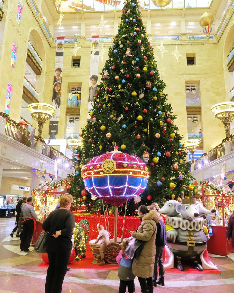 Ёлка у ЦДМ – одно из любимых мест у москвичей для фотографирования.