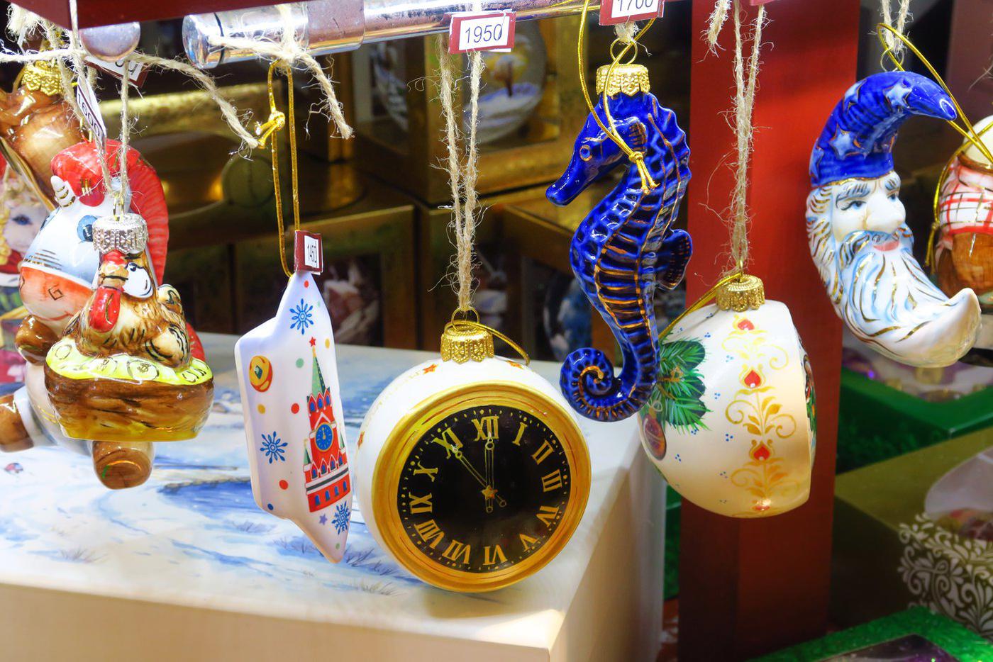 В Детском мире продаются ёлочные игрушки на нитке. Как в СССР!