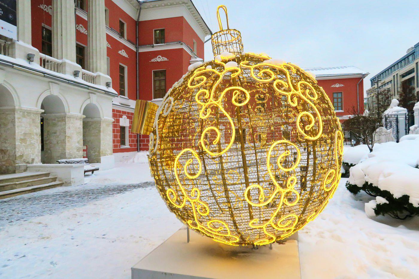 Огромный шар возле "Пушкинской".