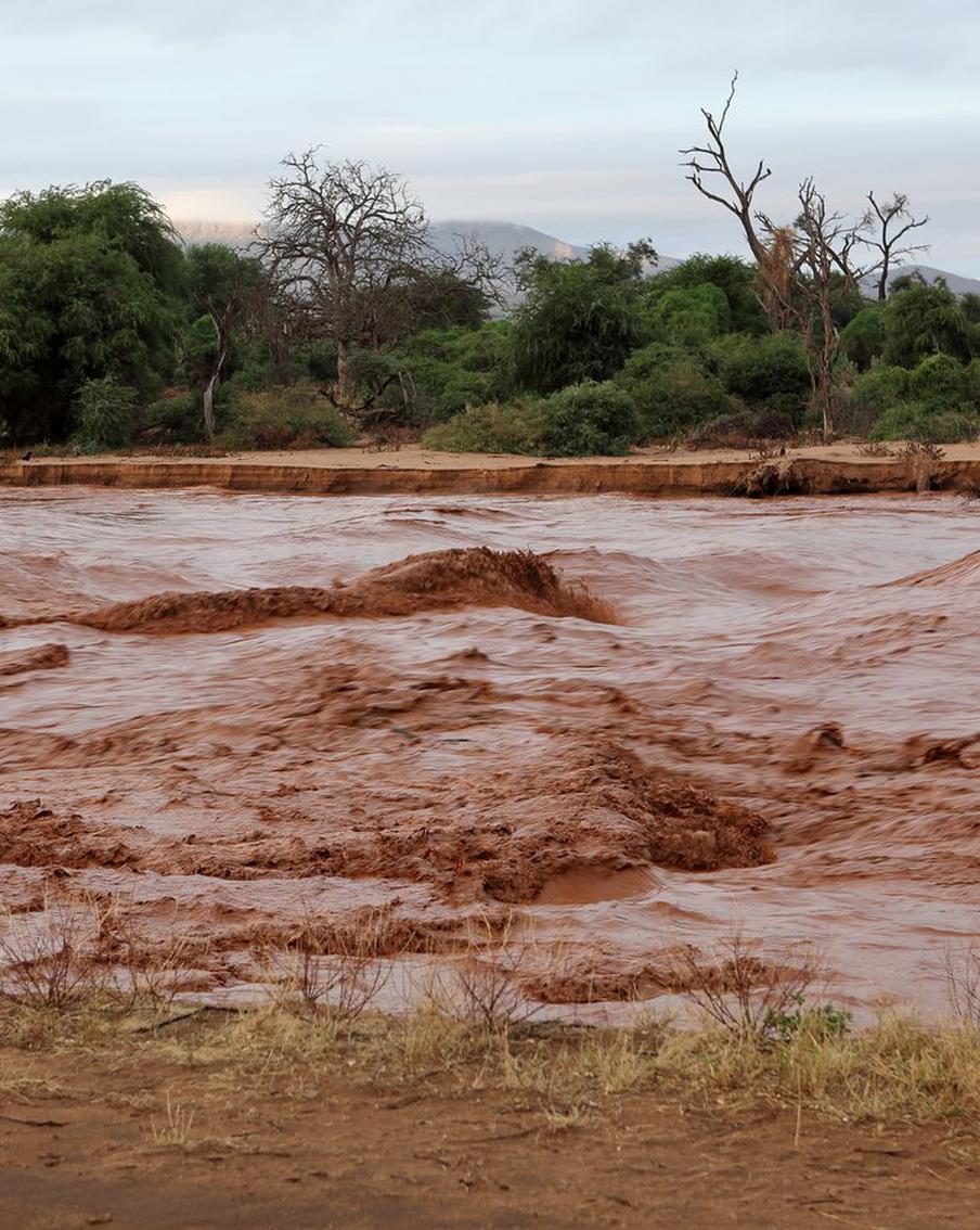 В связи с ростом числа погибших кенийские военные эвакуируют людей из районов, пострадавших от наводнений