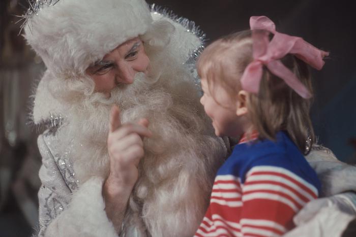 Репортёры Metro и их друзья рассказали, как ждали Деда Мороза и чем это закончилось