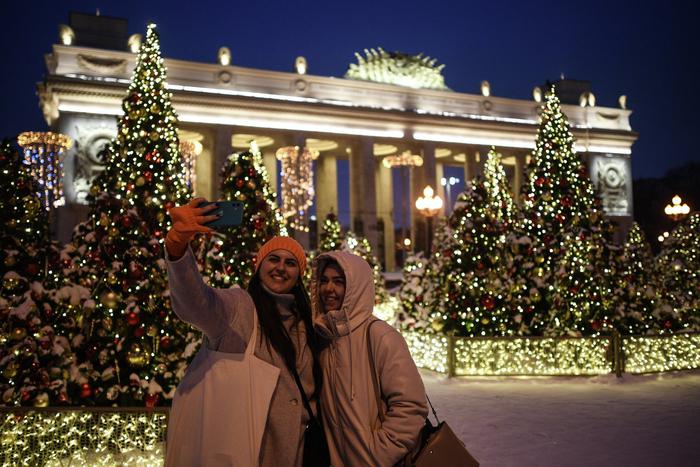 Все новогодние украшения в парках Москвы сохранятся до февраля