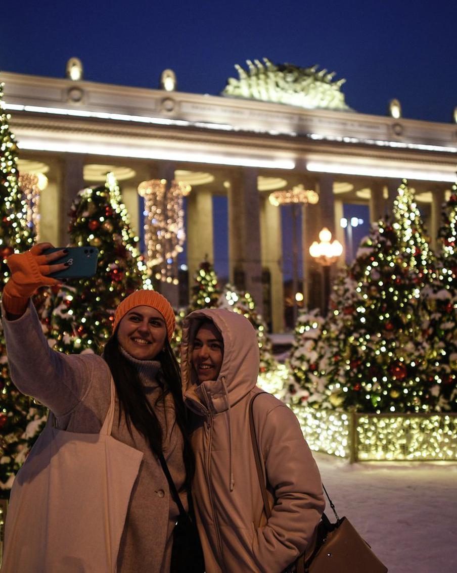Все новогодние украшения в парках Москвы сохранятся до февраля