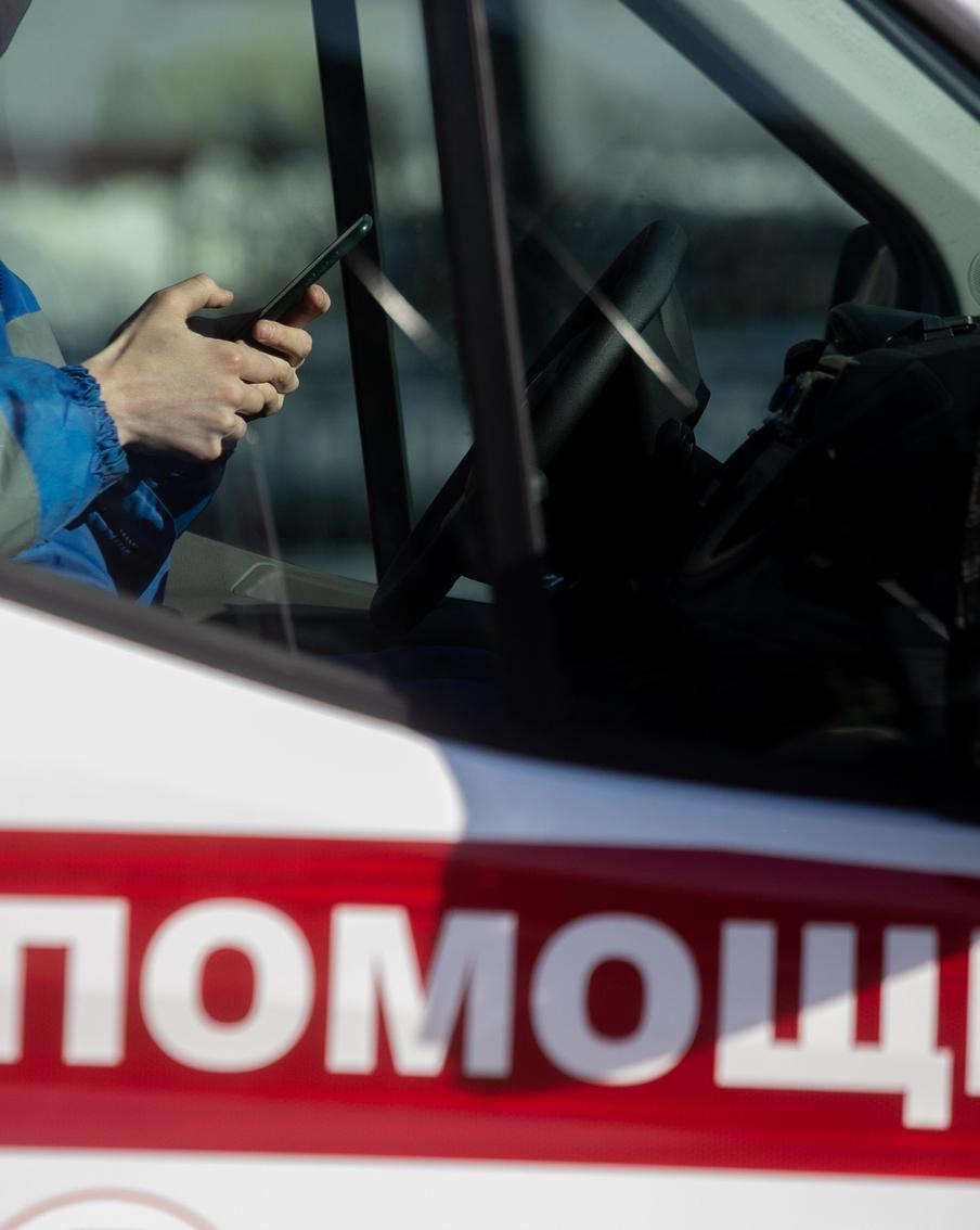 В Депздраве объяснили очереди из скорых у больниц в Москве