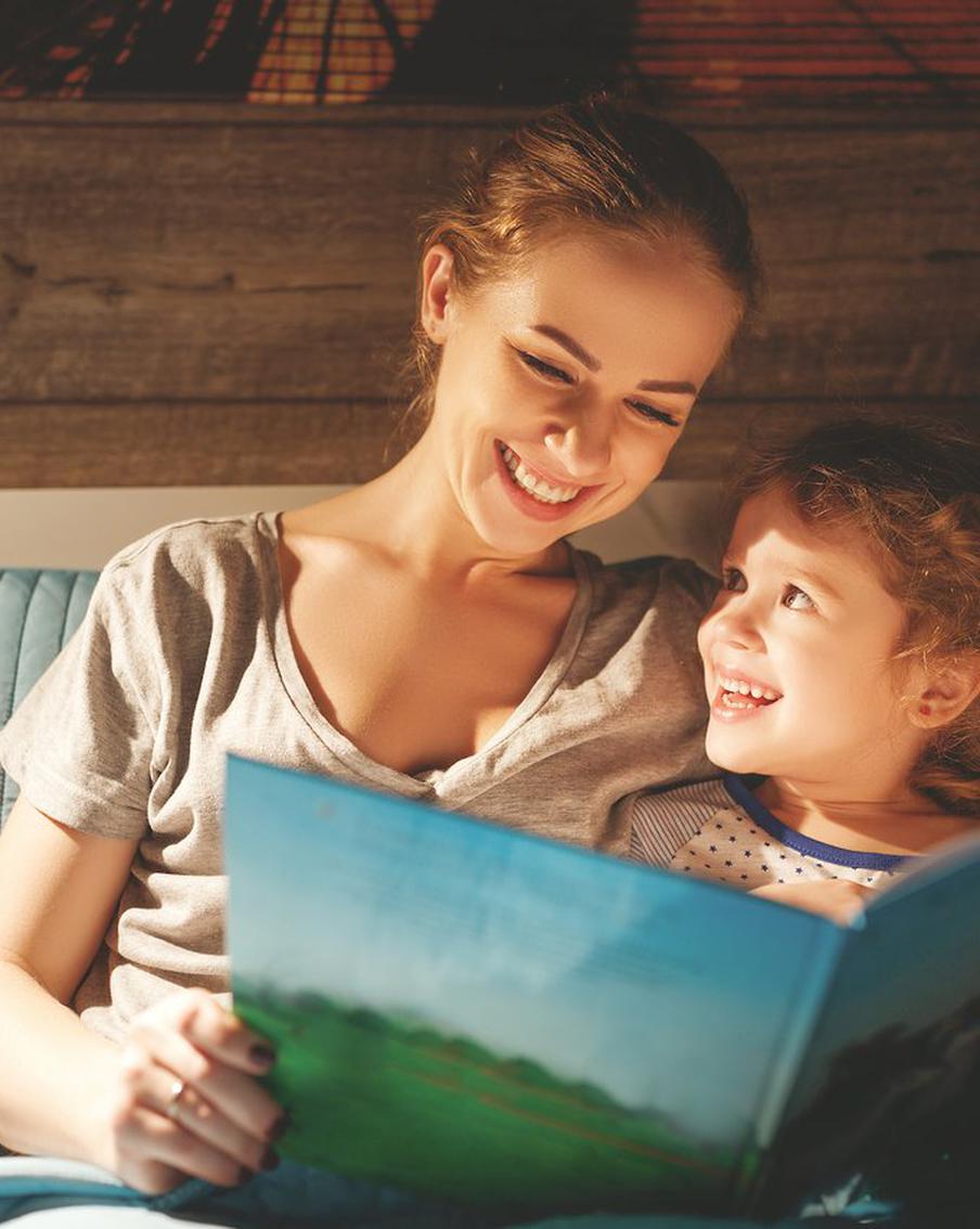 Чтобы не было проблем в школе и развилась фантазия, ребёнка нужно приучать к чтению