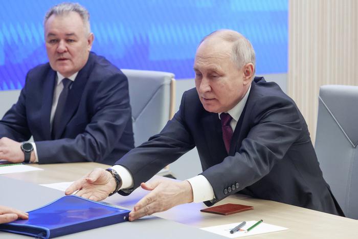 ЦИК принял у Путина документы для выдвижения на выборах президента