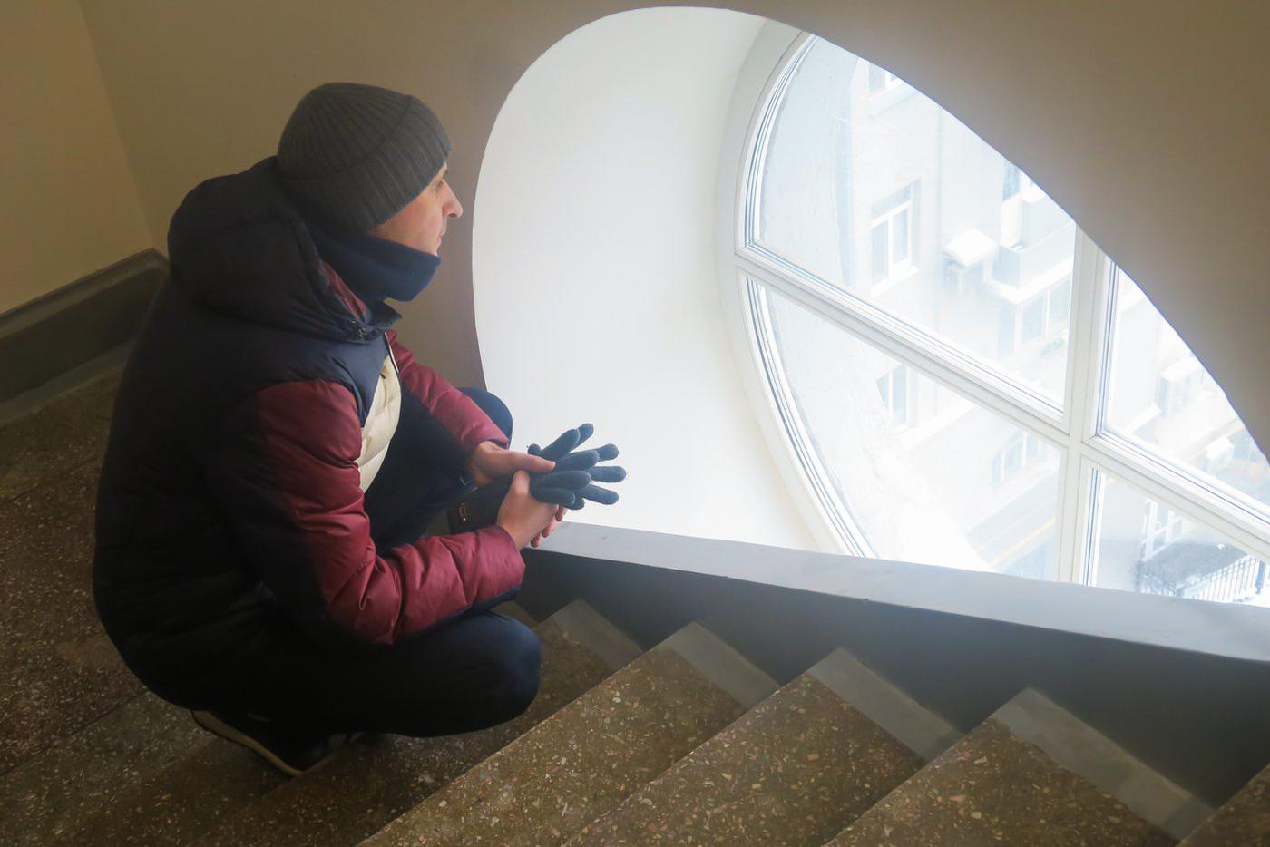 На верхних этажах лестницы окна оригинальной круглой формы.