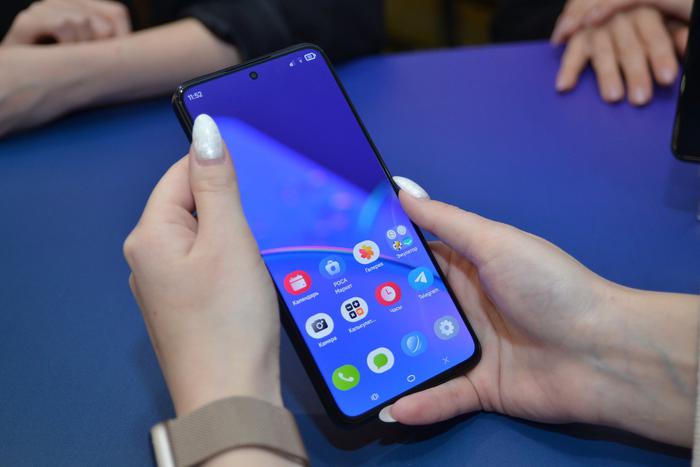 Отечественный смартфон "Р-Фон" не шпион, а помогает ему в этом новая операционка