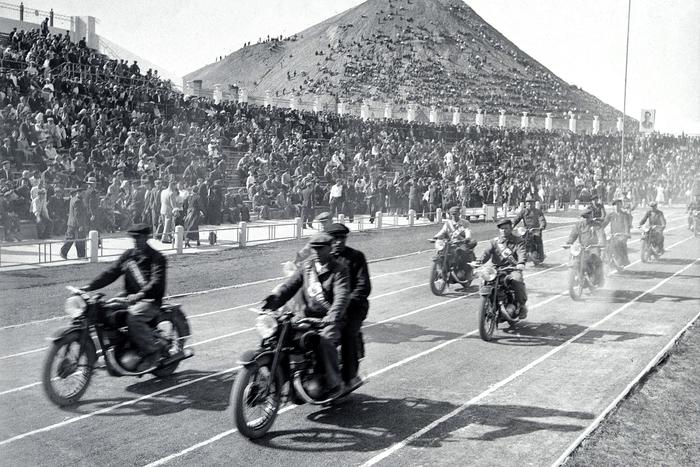 Евгений Халдей снимал не только войну: в Музее архитектуры показывают его родной Донецк