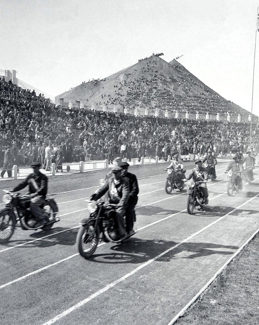 Евгений Халдей снимал не только войну: в Музее архитектуры показывают его родной Донецк