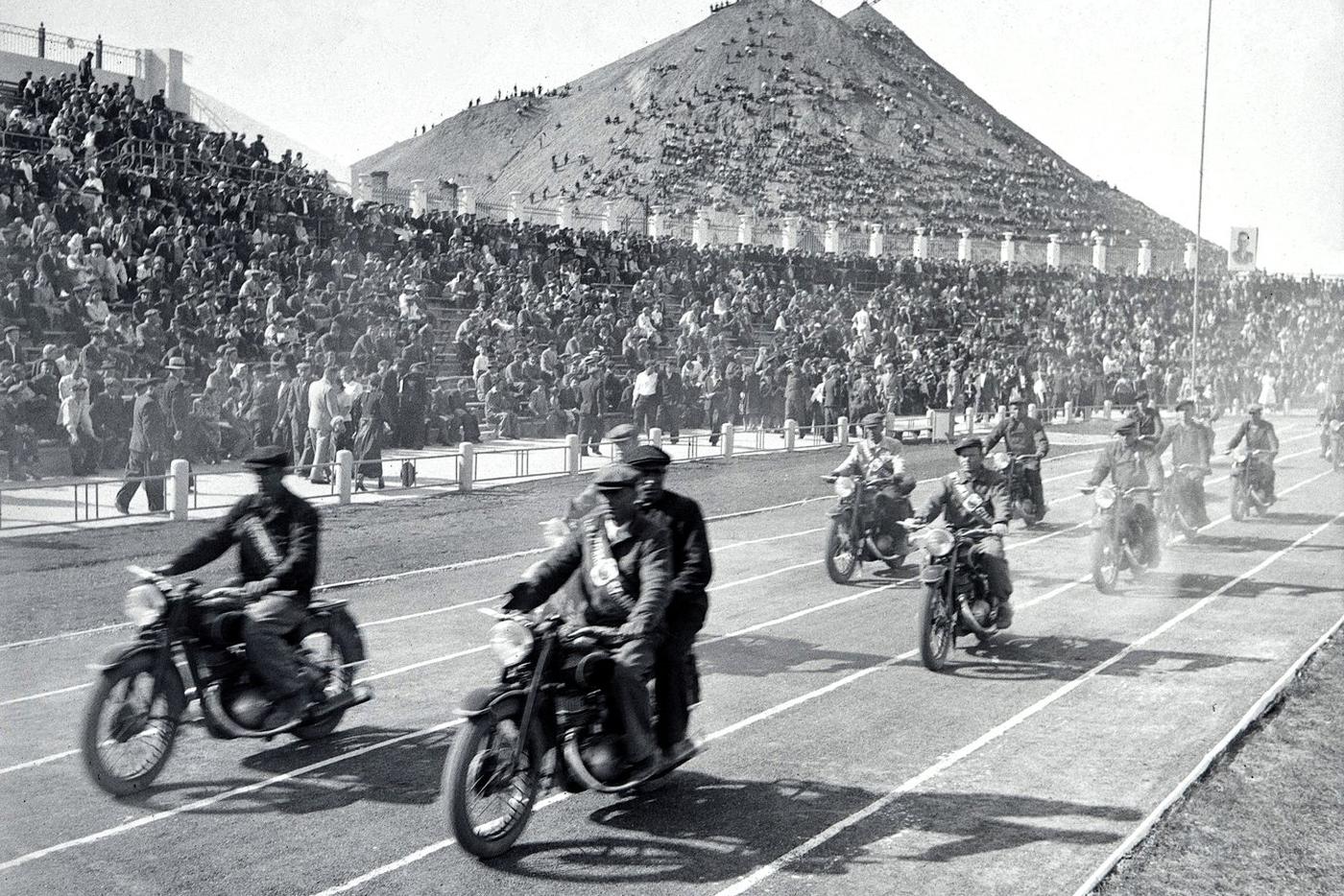 Евгений Халдей снимал не только войну: в Музее архитектуры показывают его родной Донецк