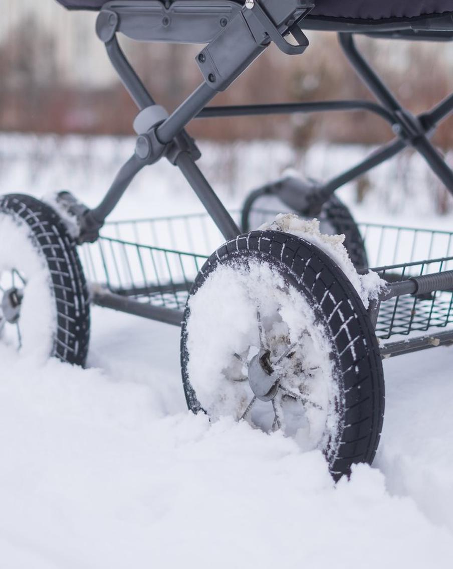 Глыба льда в Петербурге рухнула на коляску с ребёнком