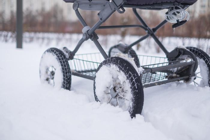 Глыба льда в Петербурге рухнула на коляску с ребёнком