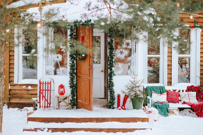 Эксперт рассказала, как стильно украсить двор и фасад загородного дома к Новому году