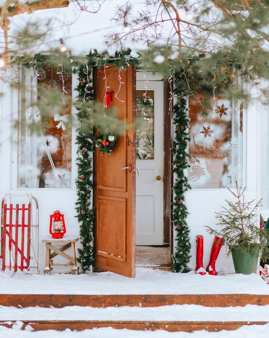 Эксперт рассказала, как стильно украсить двор и фасад загородного дома к Новому году