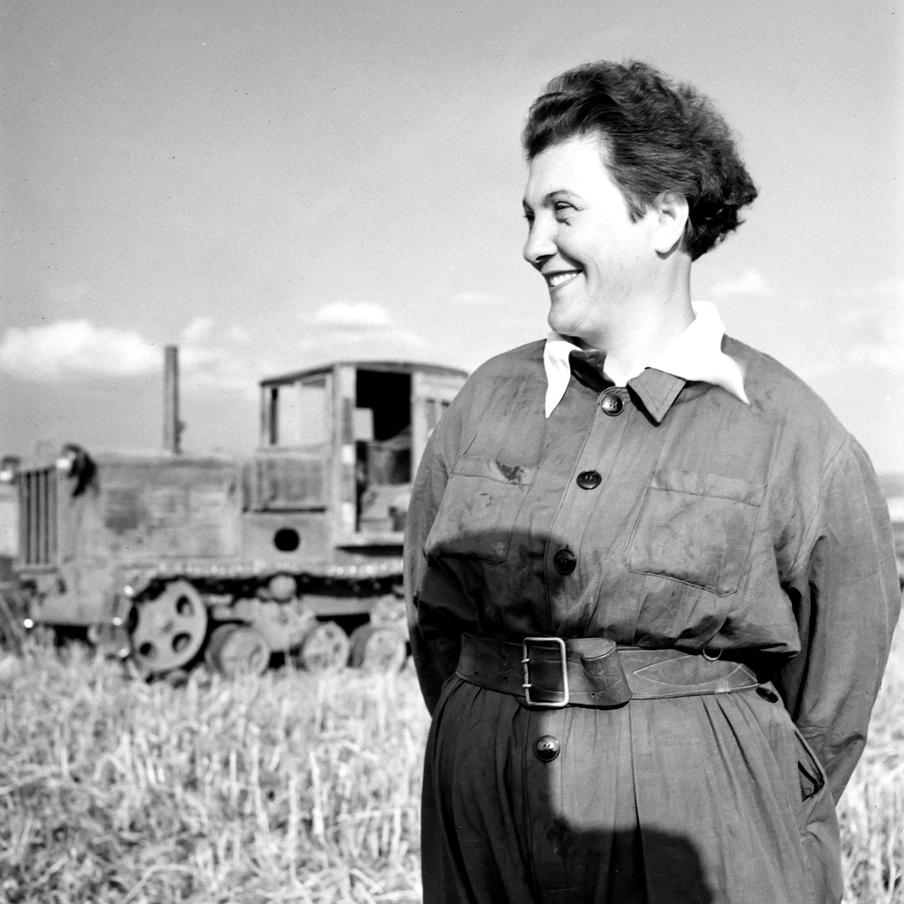 Евгений Халдей. Дважды Герой Социалистического Труда, лауреат Государственной премии, депутат Верховного Совета СССР, бригадир тракторной бригады Старобешевской МТС П.Н. Ангелина на полевом стане у трактора ДТ-54, 1950.