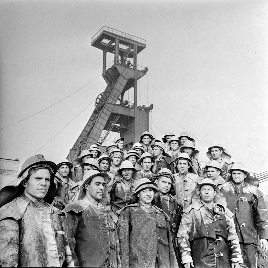 Евгений Халдей. Проходчик, Герой Социалистического Труда Н. Тихонов (первый слева), с членами бригады, 1970.